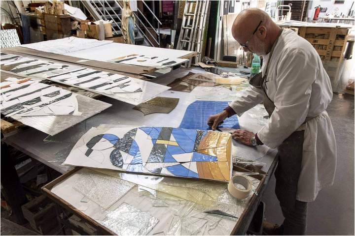 Maître verrier passionné et expérimenté spécialisé dans la création de vitraux